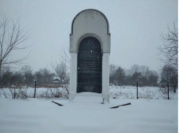 Monument-na-yevrejskomu-tsvyntari-v-pam-yat-pro-zagyblyh-na-Kalushhyni-yevreyiv-850×600