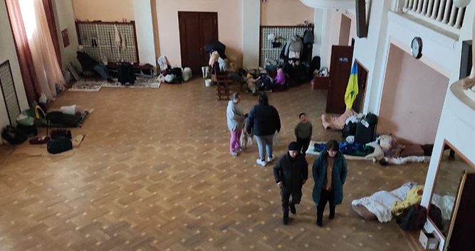 Момент воєнного життя Маріупольського драмтеатру. Фото К. Пижової